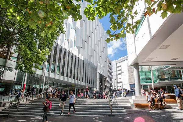Students in busy concourse between WG and WF buildings at AUT city campus