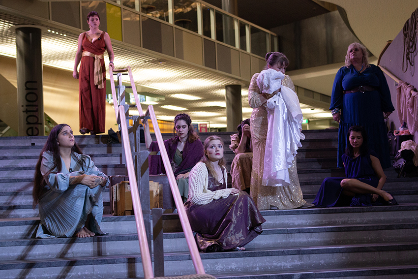 Staging the ancient Greeks in our crisis era