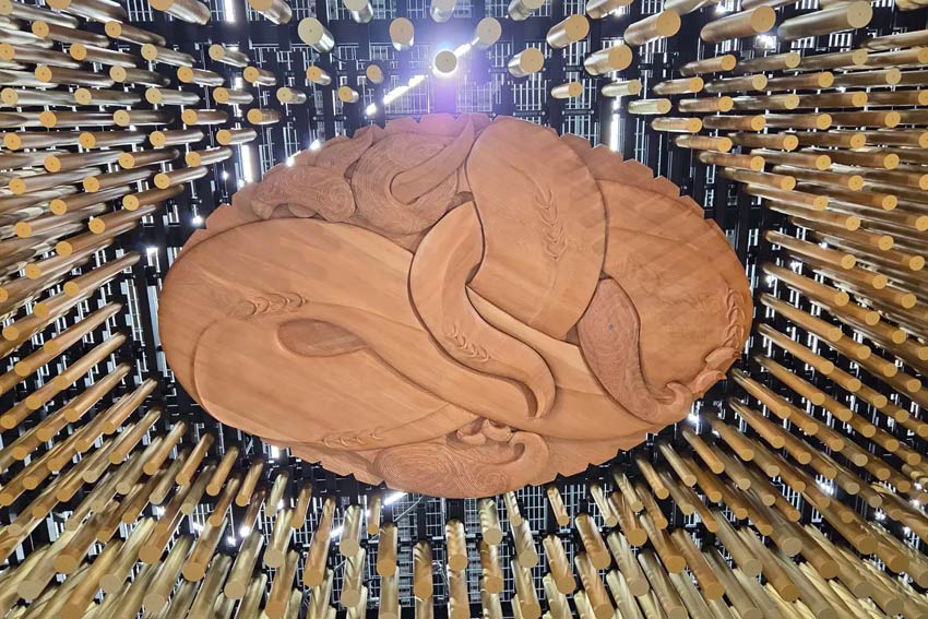 Carved wooden artwork at Karanga-a-Hape station.