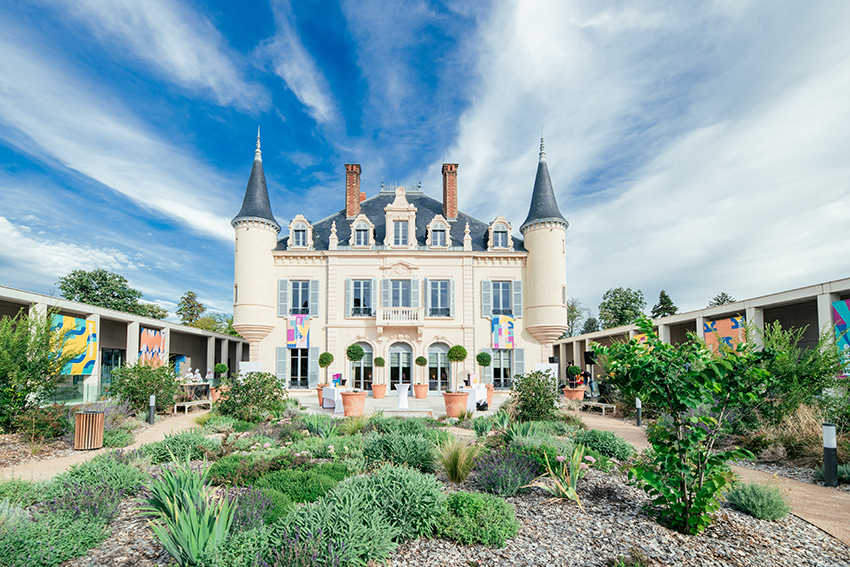 A chateau that makes part of the campus at Institut Lyfe. It looks like a fairytale-castle.