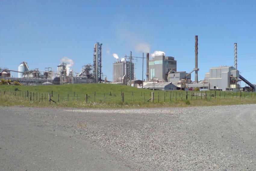 Kinleith_Mill_And_Cogen_Plant-by-Ingolfson-via-Wikimedia-Commons.jpg A factory