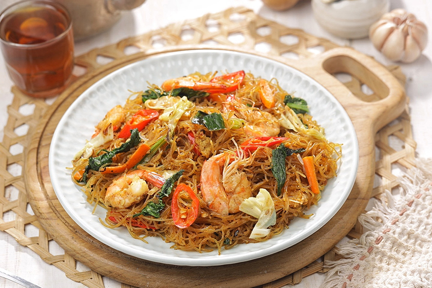 A white plate of bihun goreng, or fried vermicelli.