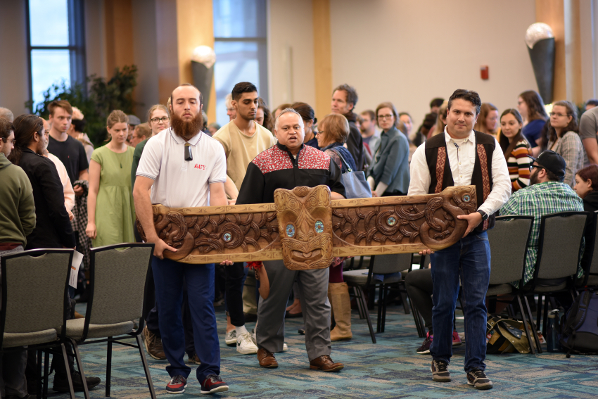 Māori Carving Unveiled at US university 