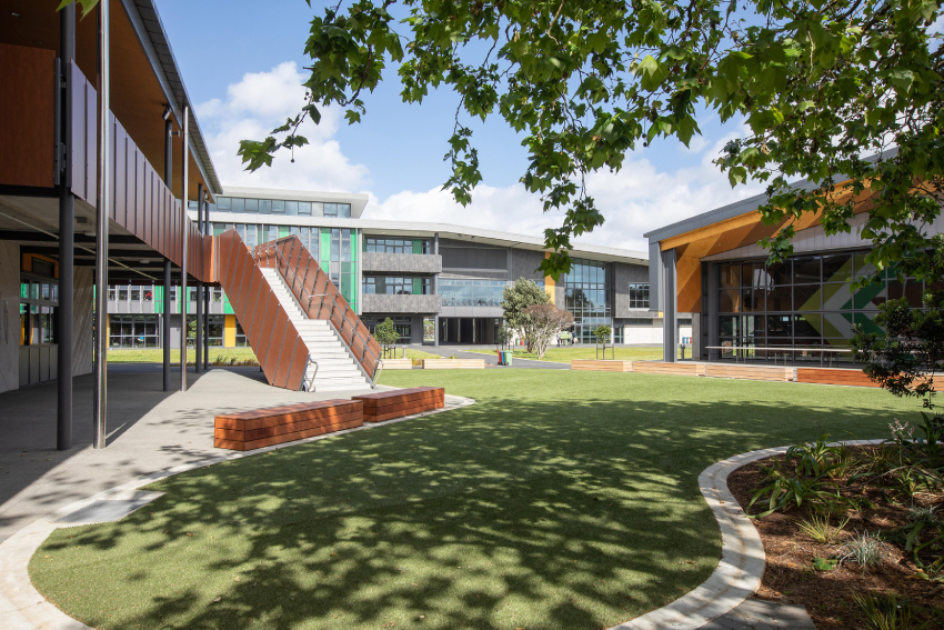 Photo that shows the buildings and lawn of the new campus of Western Springs College - Ngā Puna o Waiōrea.