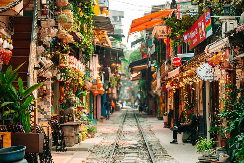 Alumni meet in Hanoi